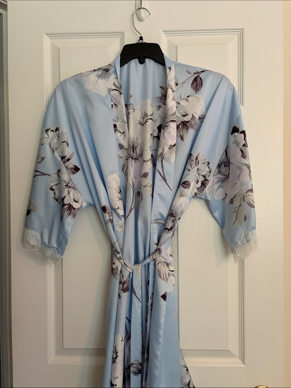 NWOT Apt. 9 Light Blue Floral Satin Kimono with Lace Trim, size LARGE